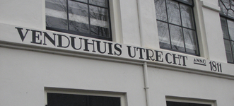 902854 Afbeelding van de geschilderde tekst 'VENDUHUIS UTRECHT ANNO 1811', op de voorgevel van het Venduhuis ...